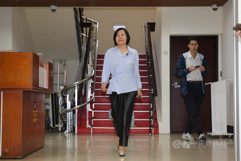 民眾黨立委李貞秀（前）24日臨時召開記者會，表示23日開直播時，提到新竹市長高虹安拿了民眾黨前主席柯文哲700萬元。李貞秀說，要慎重向高虹安道歉。中央社記者翁睿坤攝　115年3月24日