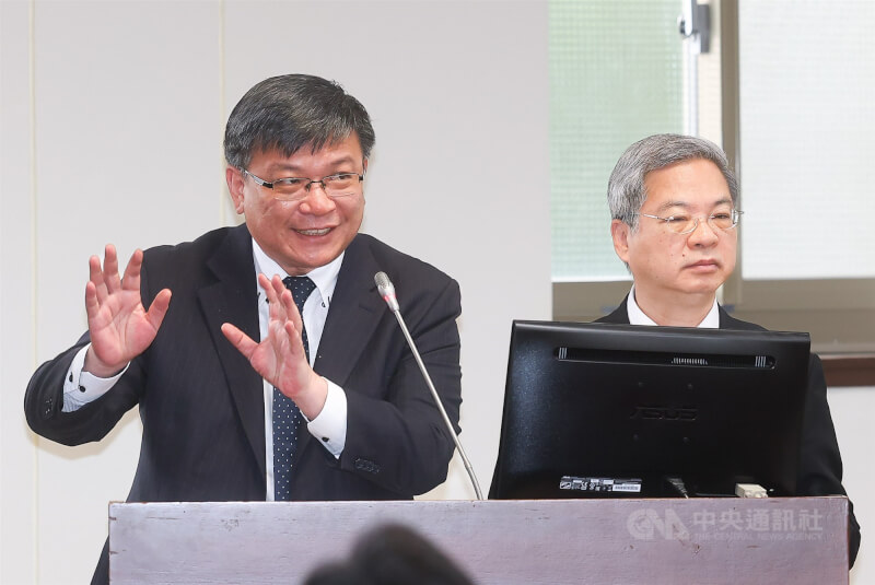 立法院經濟委員會25日邀請經濟部長龔明鑫（右）率台電公司董事長曾文生（左）就「核二、核三廠自主安全檢查現況與再運轉計畫及政府『重啟核電三原則』之歷年進度與現況說明」進行報告，並備質詢。中央社記者謝佳璋攝  115年3月25日