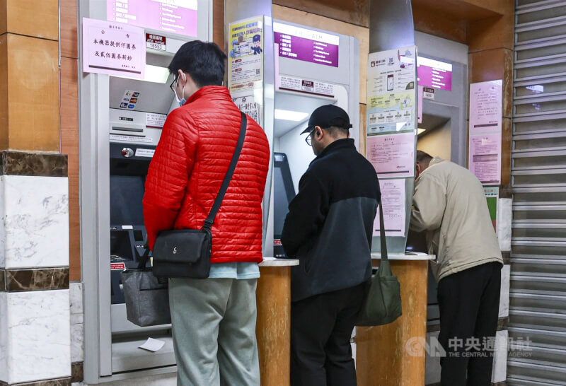 財金公司預計於3月28日辦理「金融資訊系統維護暨雲端備援演練」，演練期間將於當日下午2時至2時50分暫停跨行服務50分鐘。圖為民眾在台北市一間台灣銀行使用ATM辦理相關業務。（中央社檔案照片）