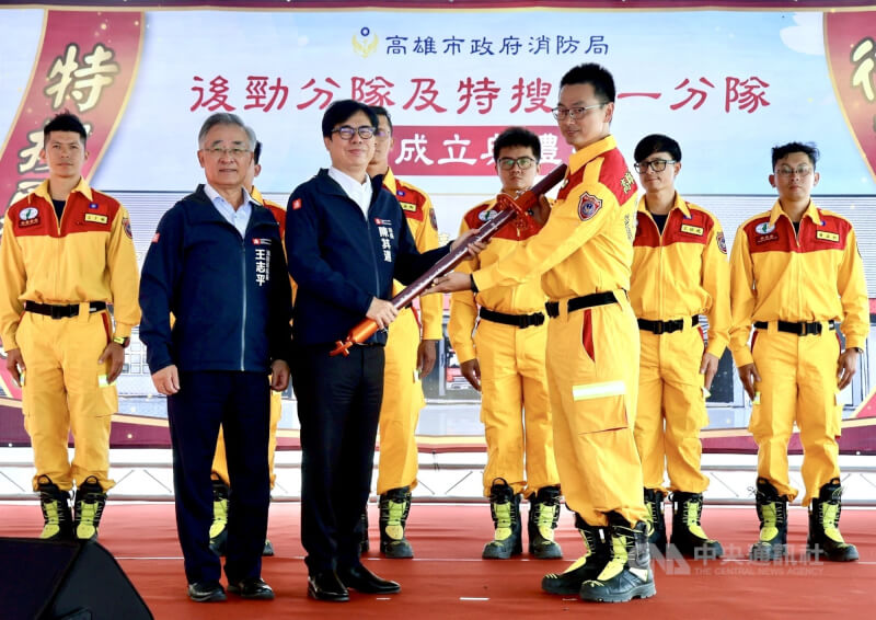 高雄市消防局後勁分隊及特搜第一分隊25日成立，高雄市長陳其邁（前左2）出席見證，並表揚繩索救援隊（KRRT），肯定其在消防署舉辦的繩索救援競賽中勇奪冠軍。中央社記者董俊志攝　115年3月25日