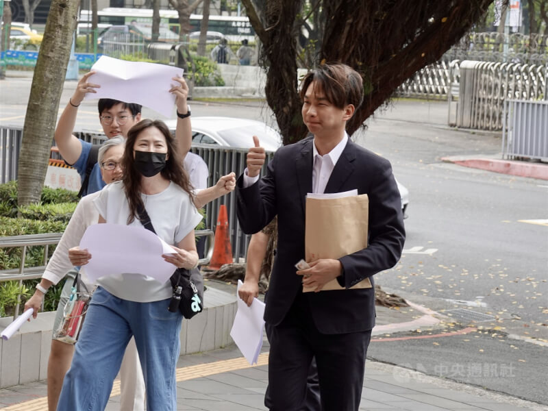 圖為去年陳宥丞（右）到北檢說明。（中央社檔案照片）