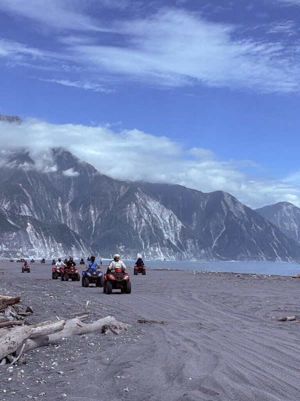 花蓮縣政府25日公告「花蓮縣沙灘車活動管理自治條例」草案進入行政預告程序，首重「源頭管理」與「場域許可」，盼助觀光產業邁向「法制化、專業化、永續化」的新時代。（花蓮縣政府提供）中央社記者張祈傳真　115年3月25日