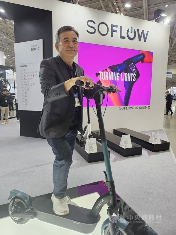 達方董事長蘇開建25日在台北國際自行車展表示，電動自行車市場經過前幾年的庫存調整，2026年將漸入佳境；達方去年10月併購瑞士滑板車品牌SOFLOW，希望強化綠能產品線及通路布局的完整性。中央社記者曾仁凱攝　115年3月25日