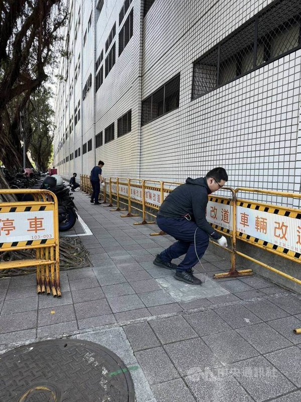 台北地方法院審理京華城、前民眾黨主席柯文哲政治獻金等案將於26日一審宣判，警方25日提前在法院周遭加設拒馬。中央社記者劉世怡攝　115年3月25日