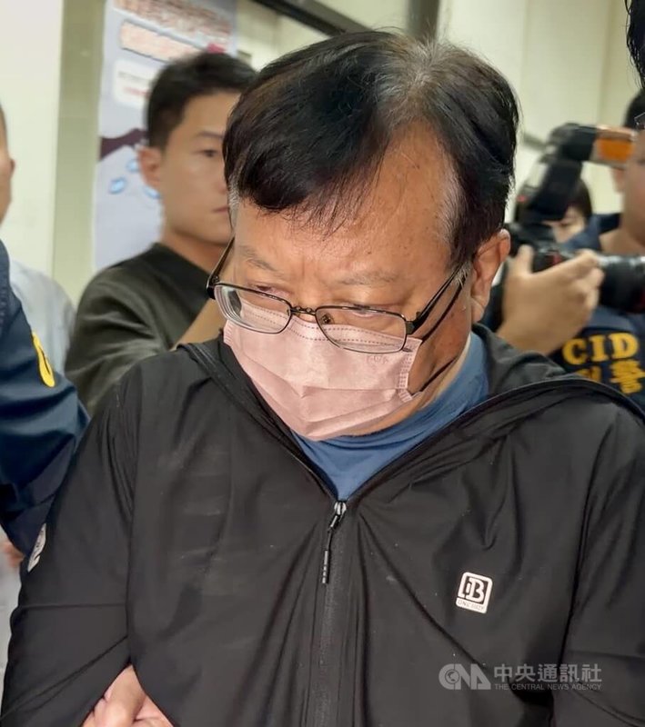 前中油公司煉製部執行長徐漢（圖）涉貪，宣判前夕涉棄保潛逃遭通緝，24日在台東縣落網，經橋頭地檢署檢察官偵訊，認徐漢涉犯棄保潛逃、毀損公物等罪嫌，且涉案情節重大、有逃亡之虞，25日凌晨向橋頭地方法院聲押。中央社記者張已亷攝　115年3月25日