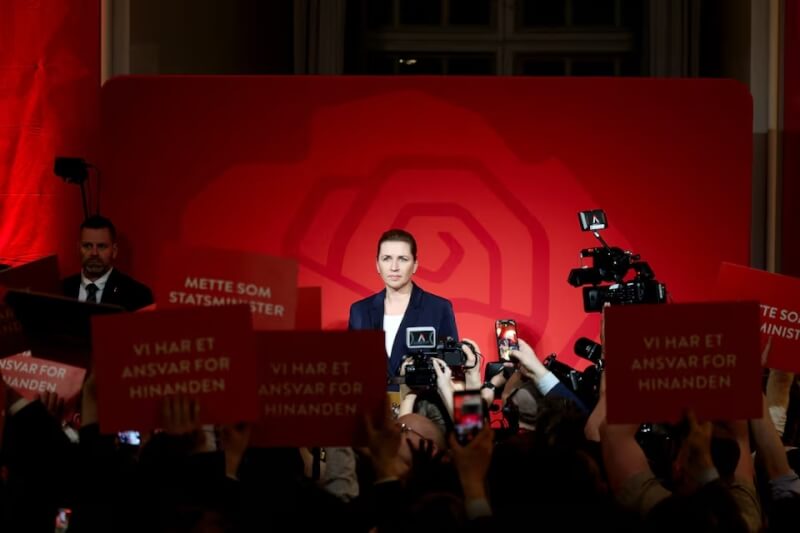 丹麥總理佛瑞德里克森領導的「社會民主黨」25日在國會大選中獲勝。（路透社）