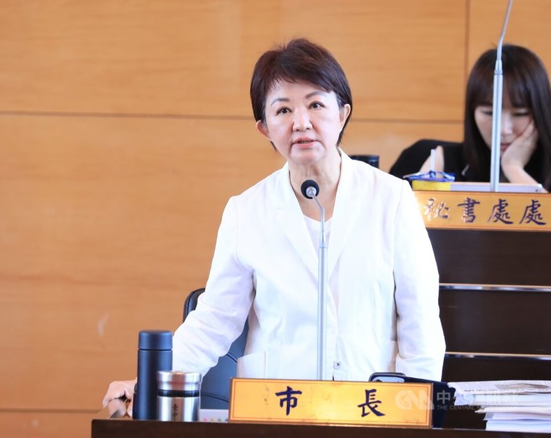 有關對美軍購，台中市長盧秀燕（前）25日列席市議會時強調，自己的支持就是傳達最重要的訊息，但涉及軍購業務不方便透露，而台中市民都知道她支持適當維護國家安全、適當採購軍購，不會玩兩面手法。中央社記者郝雪卿攝　115年3月25日