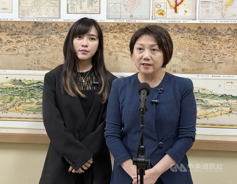 民進黨立法院黨團書記長范雲（右）、立委黃捷（左）25日在立法院接受媒體聯訪回應輿情。中央社記者王揚宇攝　115年3月25日