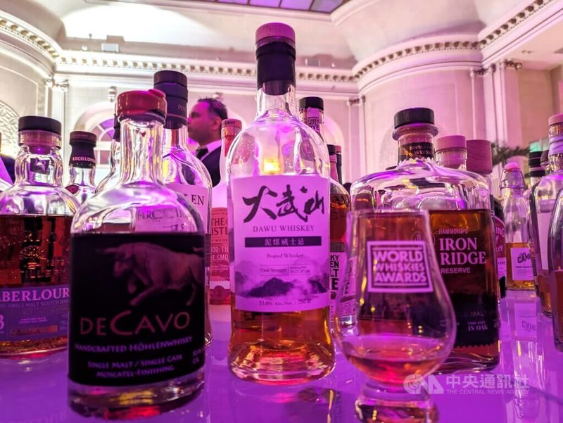 有「威士忌界奧斯卡」美譽的「世界威士忌大賞」25日晚間在倫敦頒獎，以醬油起家的屏東萬家香首次參賽，即以「大武山泥煤威士忌2025年版」角逐「世界最佳限量調和威士忌」大獎，評審肯定這是驚人成就。中央社記者陳韻聿倫敦攝　115年3月26日