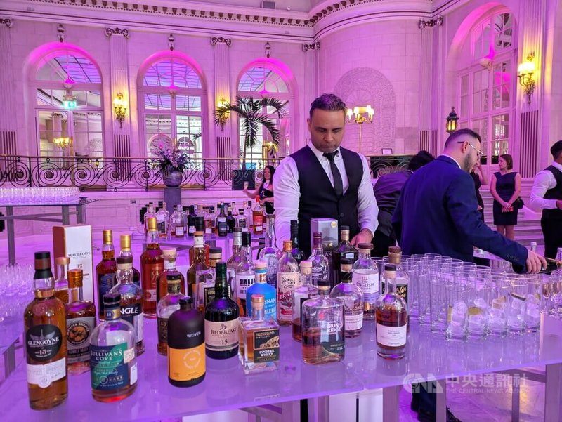 除了頒獎典禮，現場同時舉辦品酒交流會，約有60款獲獎威士忌供自助品飲。中央社記者陳韻聿倫敦攝　115年3月26日