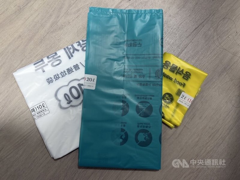 受中東局勢影響，原物料供應不穩，韓國出現民眾囤貨專用垃圾袋現象，不過氣候能源環境部表示，全國地方政府平均持有約3個月份的專用垃圾袋庫存。圖為韓國首爾西大門區一般垃圾、廚餘專用垃圾袋。中央社記者楊啟芳首爾攝　115年3月26日