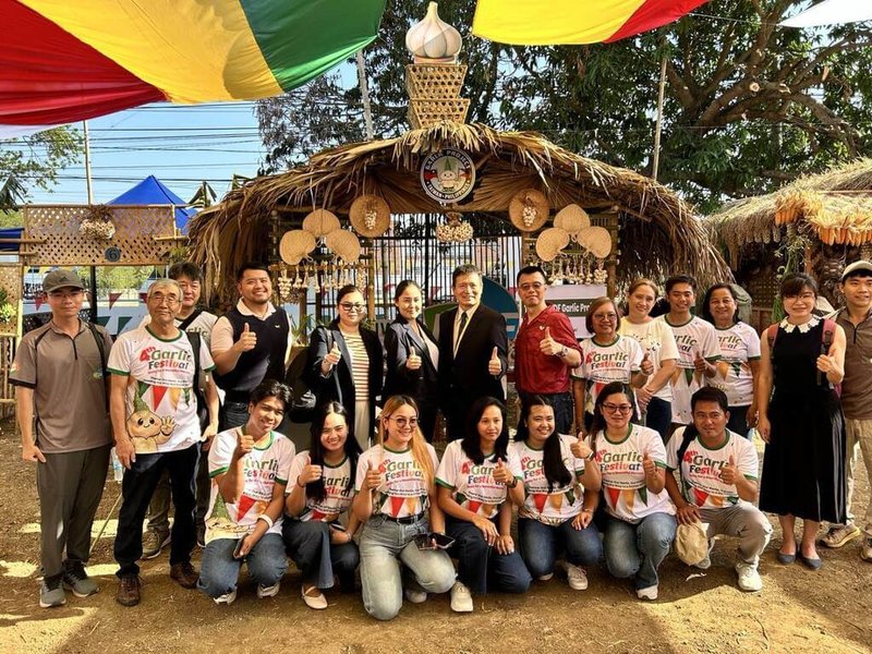 第4屆菲律賓大蒜節26日在北伊羅科斯省（Ilocos Norte）馬利安諾．馬可仕大學登場，駐菲副代表李廷盛（後排左7）受邀參加。（駐菲代表處提供）中央社　115年3月26日