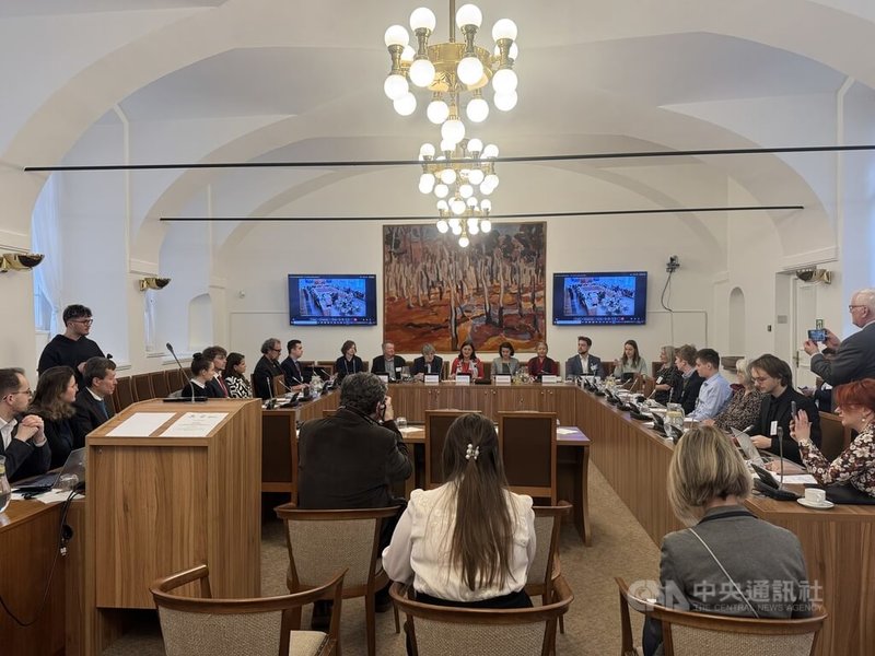 捷克眾議員蘭瑟德洛娃（Helena Langšádlová）與智庫「解析中國」（Sinopsis）、捷克科學院東方研究所25日在眾議院舉辦「西藏的中國化」研討會，聚焦中共對西藏民族壓迫現況。中央社記者劉郁葶布拉格攝 115年3月26日