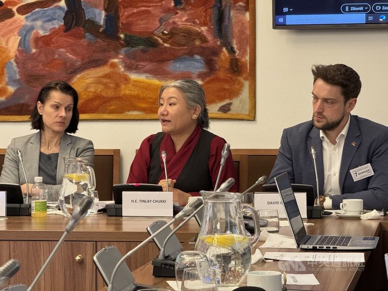 捷克眾議院25日舉行「西藏的中國化」研討會，聚焦西藏人民遭中共打壓現況。西藏流亡政府駐日內瓦代表赤列曲吉（Thinlay Chukki，中）指出，西藏境內的人權狀況正持續惡化，且中國的影響力已延伸至歐洲，使人權問題更具全球性。中央社記者劉郁葶布拉格攝 115年3月26日