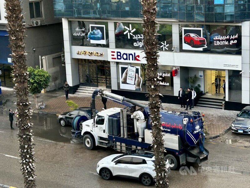 埃及25日因遇大雨，加上當地缺乏完善排水系統，許多路面積水嚴重，當局出動抽水車排除路面積水。圖為25日下午抽水車於開羅市中心馬路進行抽水作業。中央社記者施婉清開羅攝　115年3月26日