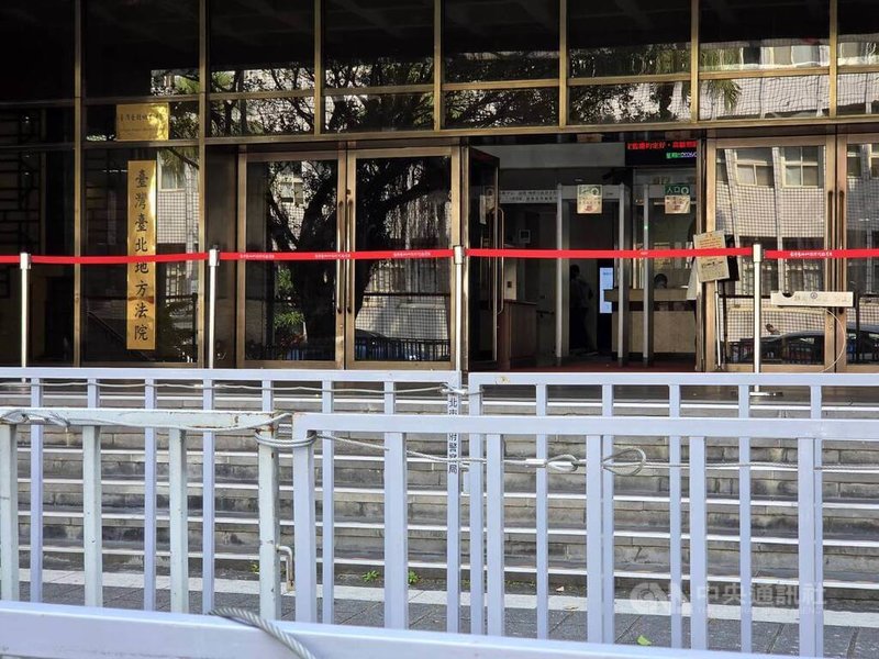 台北地方法院審理京華城、柯文哲政治獻金等四大案，26日下午2時30分宣判，預計柯文哲支持者「小草」將到場外聲援，警方已於北院周邊設置護欄等阻材。中央社記者謝君臨攝 115年3月26日