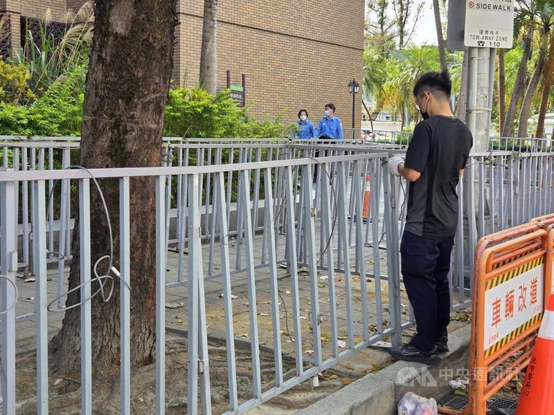 台北地方法院審理京華城、柯文哲政治獻金案等四大案,26日下午2時30分宣判,警方已於北院周邊設置護欄等阻材。中央社記者謝君臨攝 115年3月26日