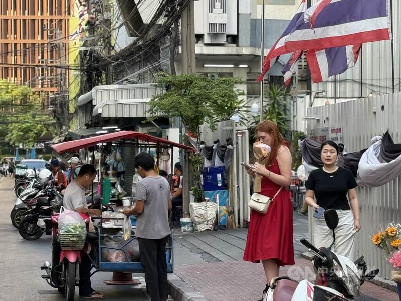 油價飆升衝擊泰國民生經濟，從交通運輸、餐飲小吃、日用品都受到衝擊。圖為曼谷街頭攤販與遊客。中央社記者李宗憲曼谷攝　115年3月26日