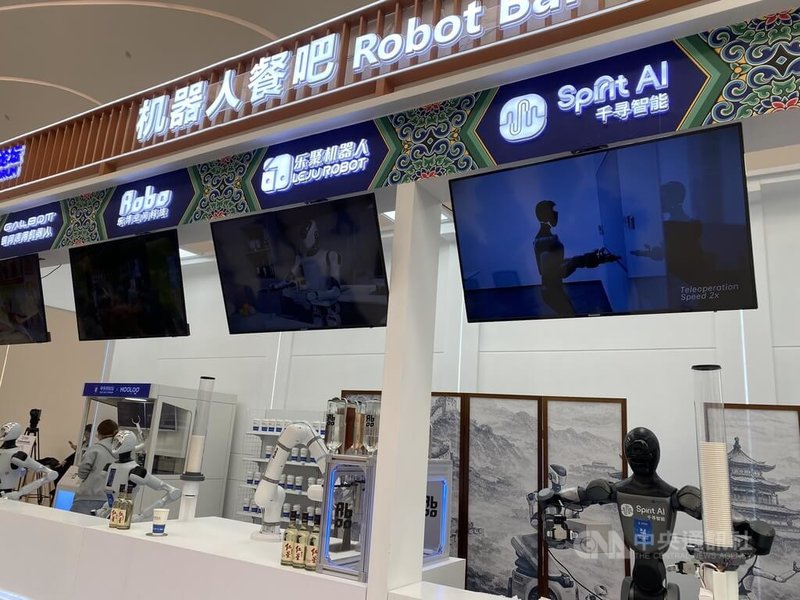 北京中關村論壇設置的機器人餐吧（餐飲吧台）。根據介紹，這是具身智慧與餐飲結合的項目。中央社記者呂佳蓉北京攝 115年年3月26日