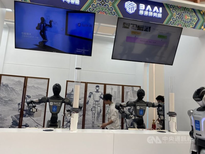 北京中關村論壇設置的機器人餐吧（餐飲吧台）。根據介紹，這是具身智慧與餐飲結合的項目。中央社記者呂佳蓉北京攝 115年年3月26日