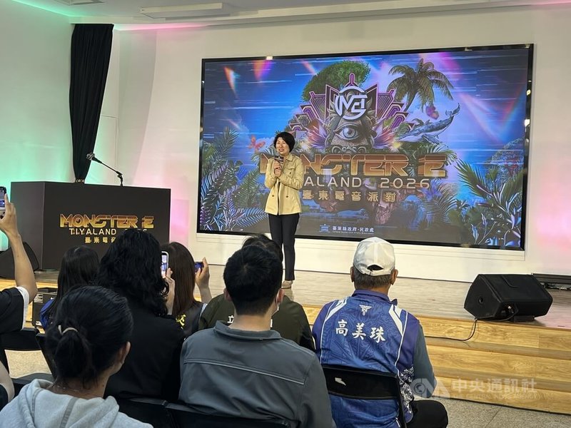 台東電音派對將於4月18日在台東森林公園熱鬧登場。台東縣長饒慶鈴 （中）26 日公布陣容，包括「R&B天菜」J.Sheon、荷蘭DJ雙人組SICK INDIVIDUALS，韓國「電音和尚」DJ日進大師等。中央社記者盧太城台東攝 115年3月26日