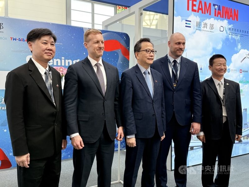 羅賓森（左2）是美國「綠色無人機」認證機制主要推手，與台灣卓越無人機海外商機聯盟主席曹進平（右1）、經濟部航太小組主任簡志維（左1）、駐德代表谷瑞生（左3）在歐洲無人載具展台灣館合影。中央社記者林尚縈杜塞道夫攝　114年3月26日