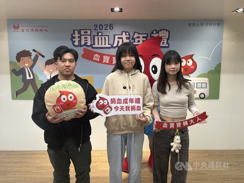 20歲的蔡同學（右）每年都希望能完成一個助人的小行動，去年是幫助流浪動物，而今年她在志工宣傳下興起捐血念頭，本來有些害怕，但仍克服恐懼挽袖捐熱血。中央社記者曾以寧攝　115年3月26日