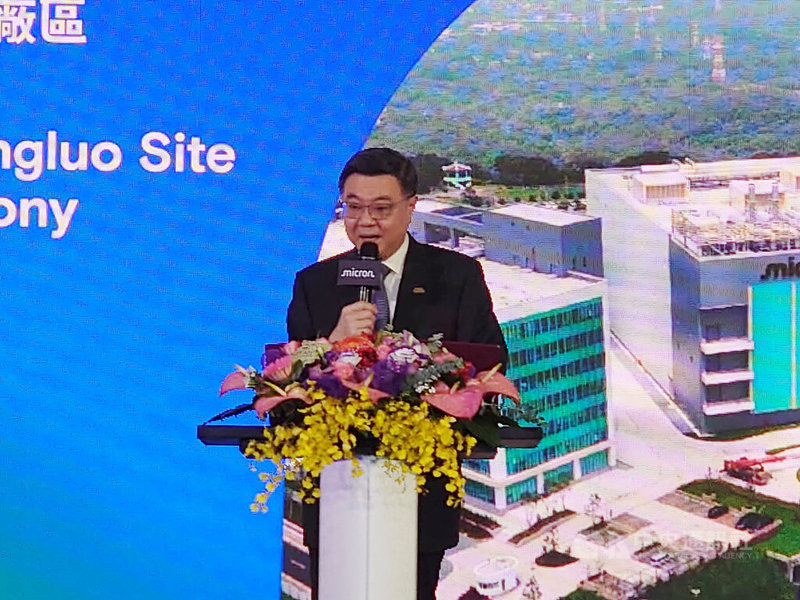 行政院長卓榮泰26日出席台灣美光苗栗銅鑼廠區揭牌典禮時表示，政府將排除萬難營造更好的投資環境，不放棄任何可以增加電力來源的機會，以達到綠電充裕、供電無虞的境界。中央社記者張建中攝　115年3月26日