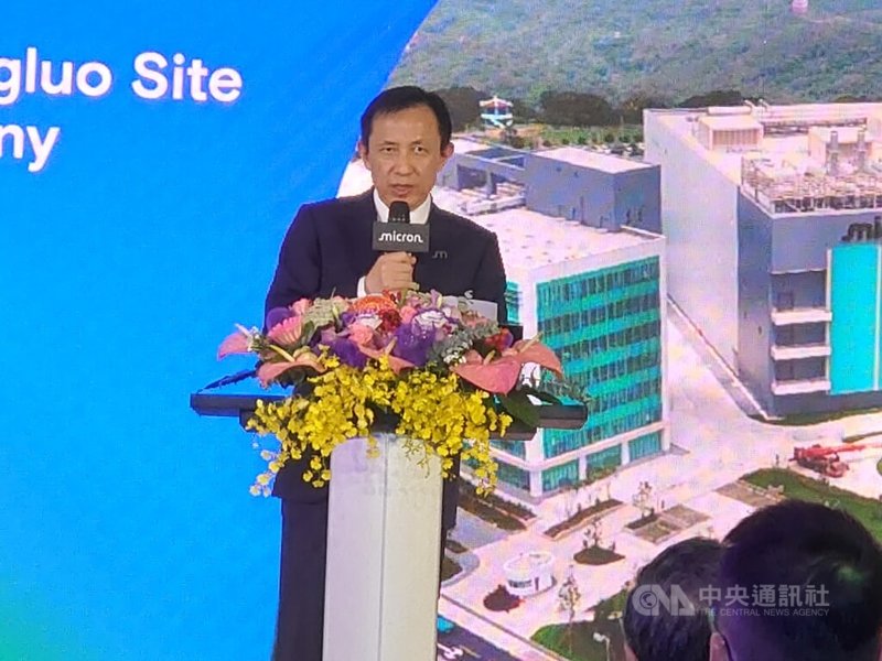 美光26日舉辦苗栗銅鑼廠區揭牌典禮，美光DRAM亞洲前段製程營運企業副總裁暨台灣美光董事長盧東暉（圖）表示，第一批機台已於3月23日搬入。他並表示，今年底美光台灣團隊預計成長到1.5萬名員工，其中有1000名職缺會在銅鑼。中央社記者張建中攝　115年3月26日