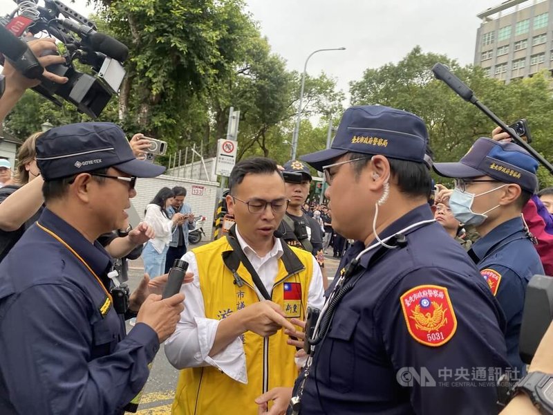 前台北市長柯文哲涉京華城等4大案，台北地方法院26日一審宣判，場外民眾黨支持者、新黨副秘書長游智彬（中）和民團各自表述立場，期間發生零星衝突，警力全程在旁戒備。中央社記者黃麗芸攝　115年3月26日