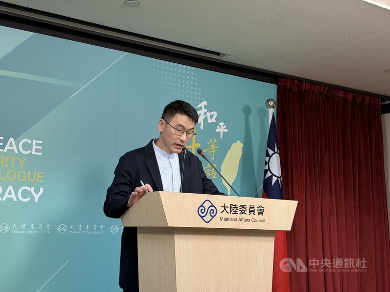 大陸委員會（陸委會）副主委兼發言人梁文傑今天在例行記者會上公布民眾對當前兩岸關係看法的民調結果。有8成1民眾不贊成中共「一國兩制」主張，8成4左右民眾支持政府主張「廣義維持現狀」，有超過7成民眾支持政府增加國防預算，強化自我防衛。中央社記者廖文綺攝　115年3月26日