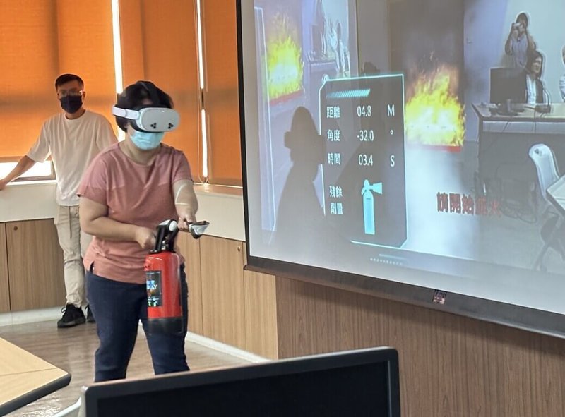 高雄市政府首創運用延展實境（Extended Reality，簡稱XR）技術，攜手永揚消防安全設備公司引進虛擬實境滅火器，以科技工具擬真火警狀況，增進機構一線人員防災知能。（高雄市社會局提供）中央社記者林巧璉傳真　115年3月26日