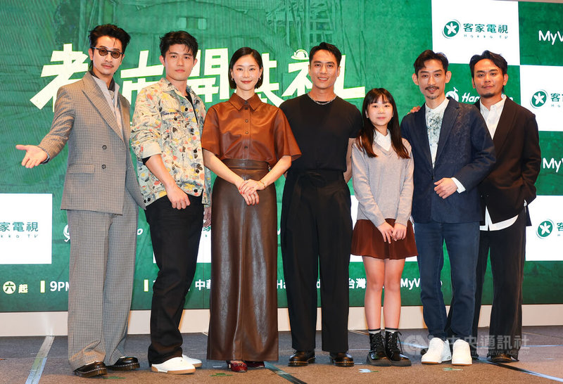 客家電視年度戲劇「都市開基祖」26日在台北舉行記者會,演員邱凱偉(左起)、張耀仁、鍾瑶、莊凱勛、林呈恩、陳竹昇、楊大正一字排開亮相合影。中央社記者謝佳璋攝 115年3月26日