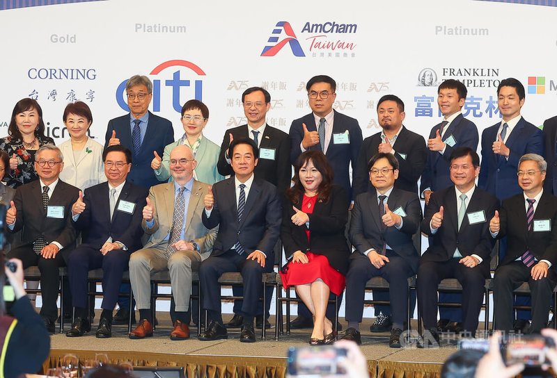 台灣美國商會2026謝年飯晚宴26日在台北登場，總統賴清德（前左4）與美國在台協會（AIT）處長谷立言（Raymond Greene）（前左3）、台灣美國商會理事長陳幼臻（前右4）等人出席合影。中央社記者謝佳璋攝  115年3月26日