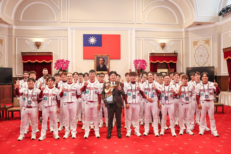 中華職棒2025年總冠軍樂天桃猿隊26日獲得總統賴清德接見,全體帶著冠軍金盃在總統府合影留念。(中職聯盟提供)中央社記者蘇志畬傳真 115年3月26日