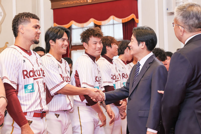 總統賴清德(右2)26日上午在府內接見2025年中華職棒總冠軍樂天桃猿隊,賴總統看到球員林智平(左2)時,提起他在季後挑戰賽曾對統一7-ELEVEn獅敲出關鍵3分砲。(中職聯盟提供)中央社記者蘇志畬傳真 115年3月26日