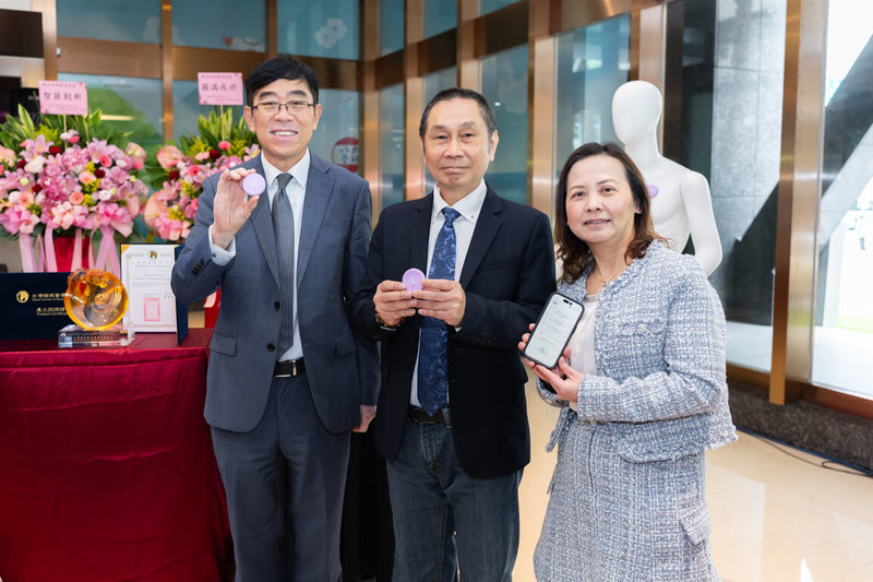 大立雲康科技舉辦產品發表會，展示新一代居家睡眠監測設備，大立光副總裁林恩舟現身站台。（圖左一至左二為大立雲科總經理賴政國、大立光集團副總裁林恩舟）（大立雲康科技提供）中央社記者江明晏傳真　115年3月26日