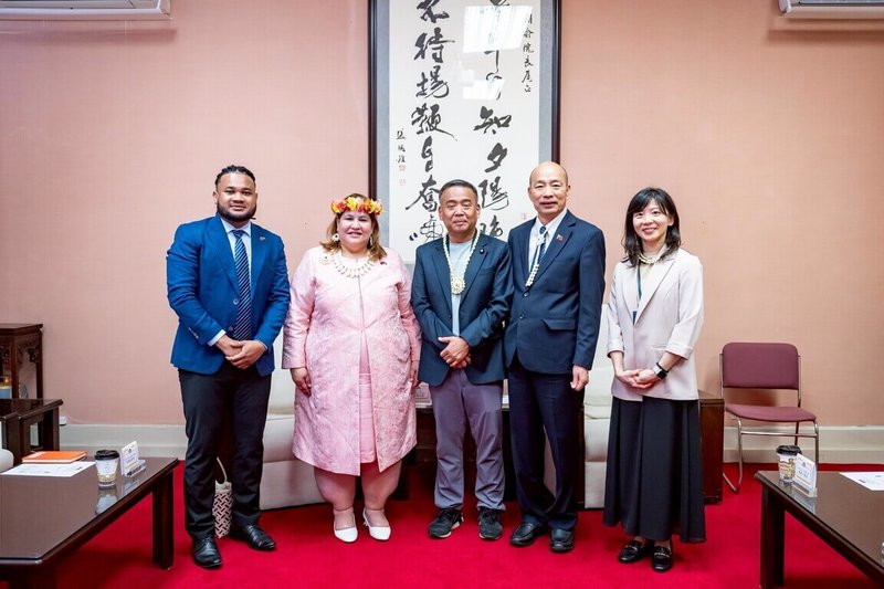 立法院長韓國瑜（右2）今天在國民黨立委盧縣一（中）陪同下，接見馬紹爾群島共和國大使卡蒂爾（左2）一行。 （立法院提供）中央社記者王承中傳真　115年3月26日