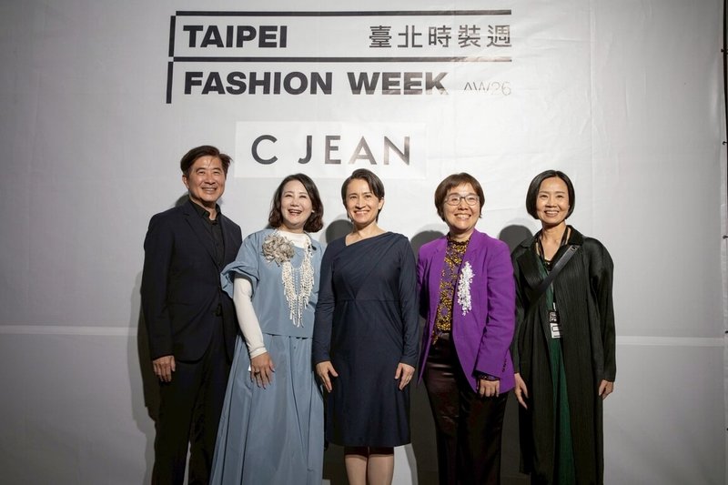 副總統蕭美琴(中)26日晚間至松山文創園區參觀「2026台北時裝週AW26」C JEAN品牌秀,親身見證台灣時尚產業多元且豐沛的創作能量。(總統府提供)中央社記者溫貴香傳真 115年3月26日