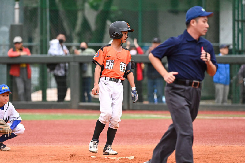 115年謝國城盃全國少棒錦標賽26日進行A組敗部冠軍戰，南投縣新街國小球員阮冠達（中）敲出超前2分砲，助隊逆轉奪勝。（台灣世界少棒聯盟提供）中央社記者蘇志畬傳真　115年3月26日