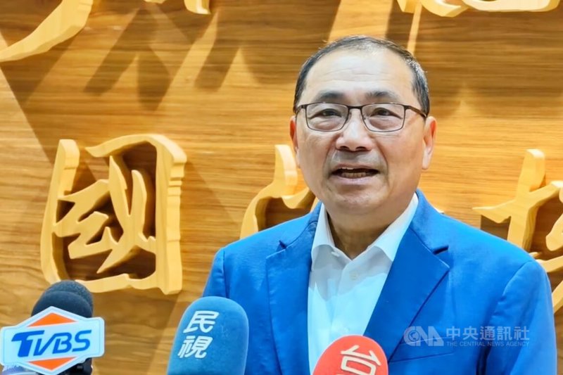 新北市長侯友宜結束訪澳行程，26日清晨返台，他在桃園國際機場接受媒體聯訪表示，此行除與當地市府及議會交流，也去了解青少年心理健康中心運作、大巨蛋規劃、市政措施及跨河煙火等，盼讓新北市更國際化。中央社記者吳睿騏桃園機場攝　115年3月26日