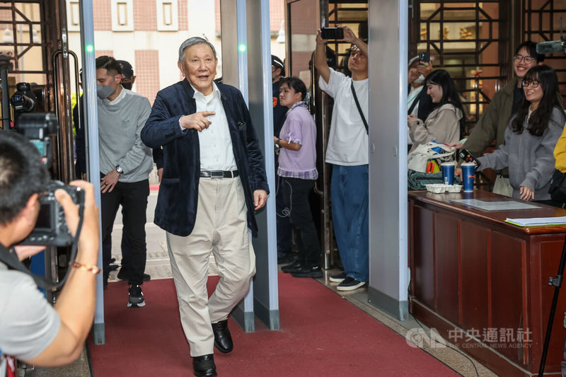 前台北市長柯文哲涉及京華城、政治獻金等4大案，台北地檢署求刑28年6月，台北地院26日下午進行一審宣判，已命柯文哲、沈慶京、應曉薇、李文宗等4名被告到庭。威京集團主席沈慶京（前左）到庭聽判。中央社記者吳家昇攝 115年3月26日