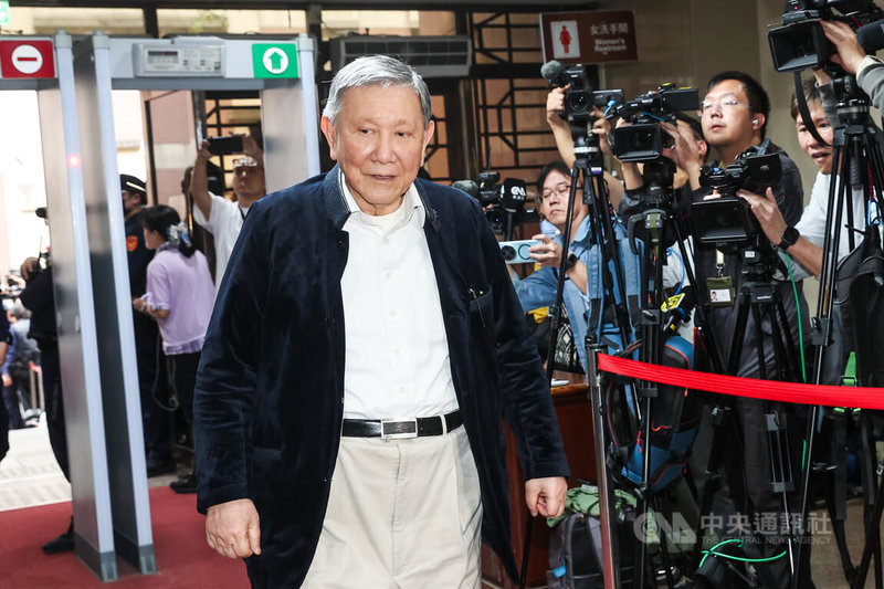 前台北市長柯文哲涉及京華城、政治獻金等4大案，台北地檢署求刑28年6月，台北地院26日下午進行一審宣判，已命柯文哲、沈慶京、應曉薇、李文宗等4名被告到庭。威京集團主席沈慶京（中）到庭聽判，面對媒體提問不發一語。中央社記者吳家昇攝 115年3月26日