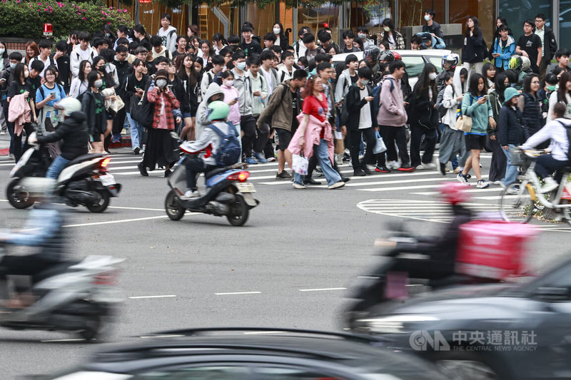 行政院主計總處26日公布2月失業率為3.32%，較1月微幅上升，終止連續5個月下滑，主因為春節期間轉職效應。圖為台北市信義區午後街頭人潮。中央社記者鄭清元攝　115年3月26日