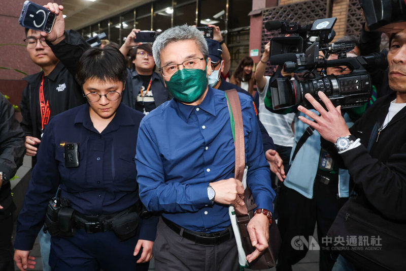 台北地方法院審理京華城案、柯文哲政治獻金案，26日一審宣判，前台北市長辦公室主任李文宗（中）被判刑4年6月，李文宗聆判後步出法院，面對媒體不發一語。中央社記者吳家昇攝　115年3月26日