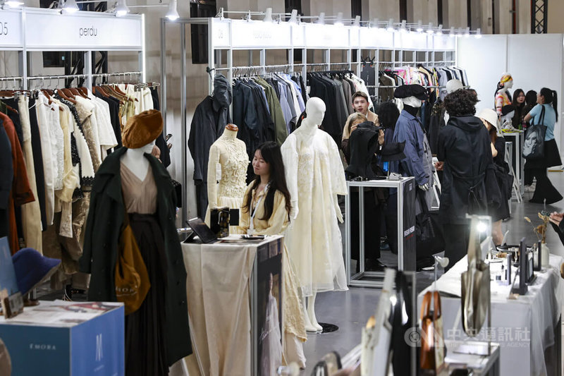 台北時裝週AW26自26日起自29日盛大展開，開幕交流晚會晚間於松山文創園區舉行，現場並設置品牌展示及風格市集，吸引民眾參觀選購。中央社記者鄭清元攝　115年3月26日
