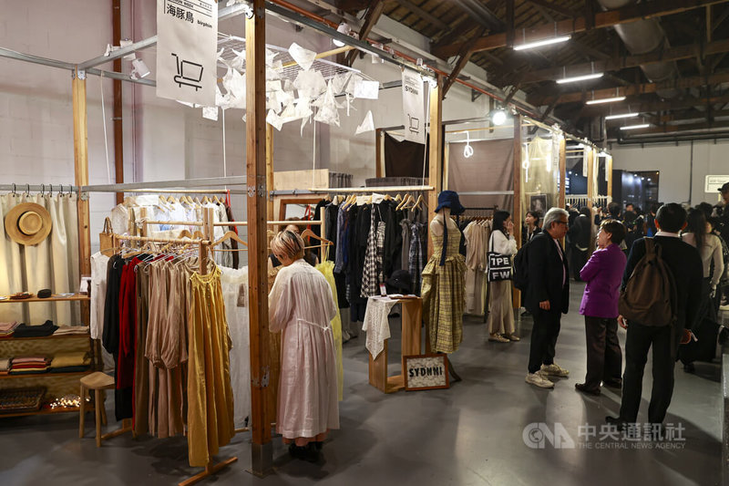 台北時裝週AW26開幕交流晚會26日在松山文創園區登場，現場設有品牌展示與風格市集，設計師及產業人士到場互動交流。中央社記者鄭清元攝　115年3月26日