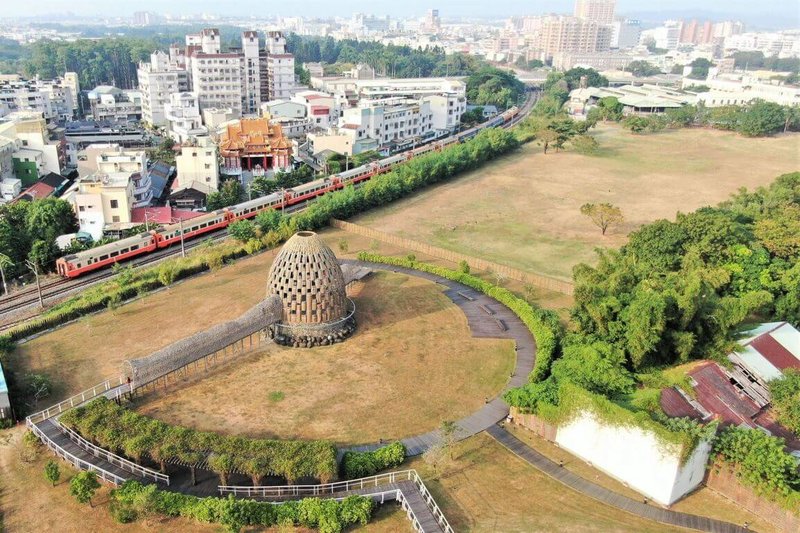 2026台灣燈會唯一現地保留作品「嘉義夢燈區」，即日起重新開放參觀，作品由藝術家王文志創作，他在嘉義市也有類似作品「森林之歌」（圖），是著名觀光景點。（阿里山林鐵及文資處提供）中央社記者蔡智明傳真　115年3月26日