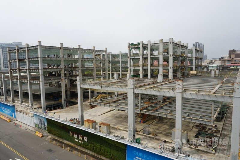 台北地院26日一審宣判京華城等案，京華城案爭點在於20%容積獎勵，鼎越澄清為暫緩實施，但目前未送件，此案土地遭扣押，台北市政府不受理申報勘驗，基地建物僅能呈現鋼骨構造。圖為京華城工地現況。中央社記者劉建邦攝　115年3月26日
