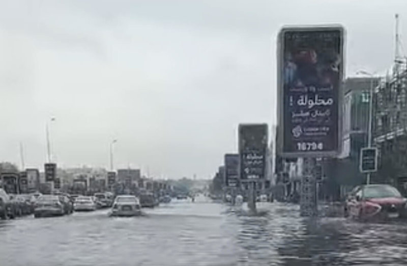 1990年代新開發的新開羅地區,由於在開發時大量使用不透水表面,加上缺乏完善的排水規劃,一遇大雨,路面即迅速成汪洋。圖為25日接近傍晚的新開羅地區。(埃及民眾提供)中央社記者施婉清開羅傳真 115年3月26日